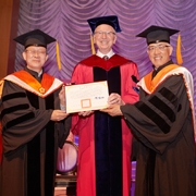 c高通公司共同創辦人雅各布先生 獲頒清華工學名譽博士學位