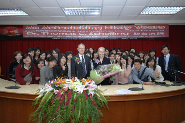 c科管院邀請諾貝爾經濟學獎得主謝林博士(Dr. Thomas C. Schelling)訪清華演講