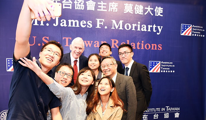 c美國在台協會主席莫健訪清華 勉學生以台灣為傲