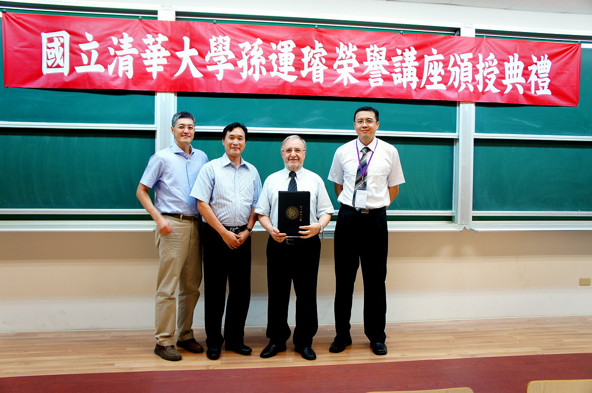 電機資訊學院院長黃能富教授(左二)代表致贈里歐‧羅倫茲博士(左三)講座教授證書