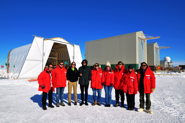 COSI團隊部分成員攝於南極麥克默多科學工作站的長飛行時間科學高空氣球發射基地。