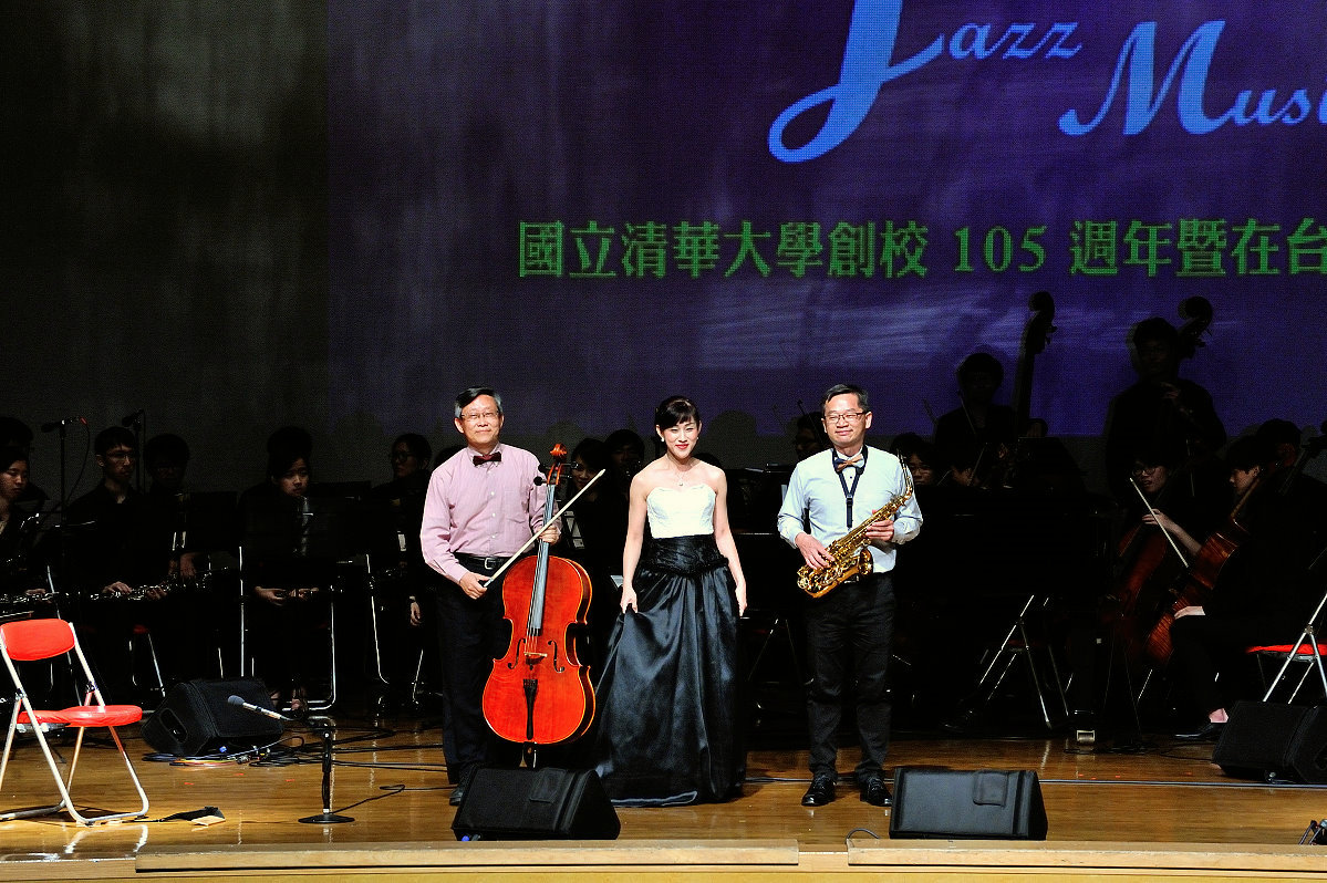 賀陳弘校長（左起）、鋼琴家郭雅芬小姐、吳誠文副校長與清華愛樂管弦樂團同台演出