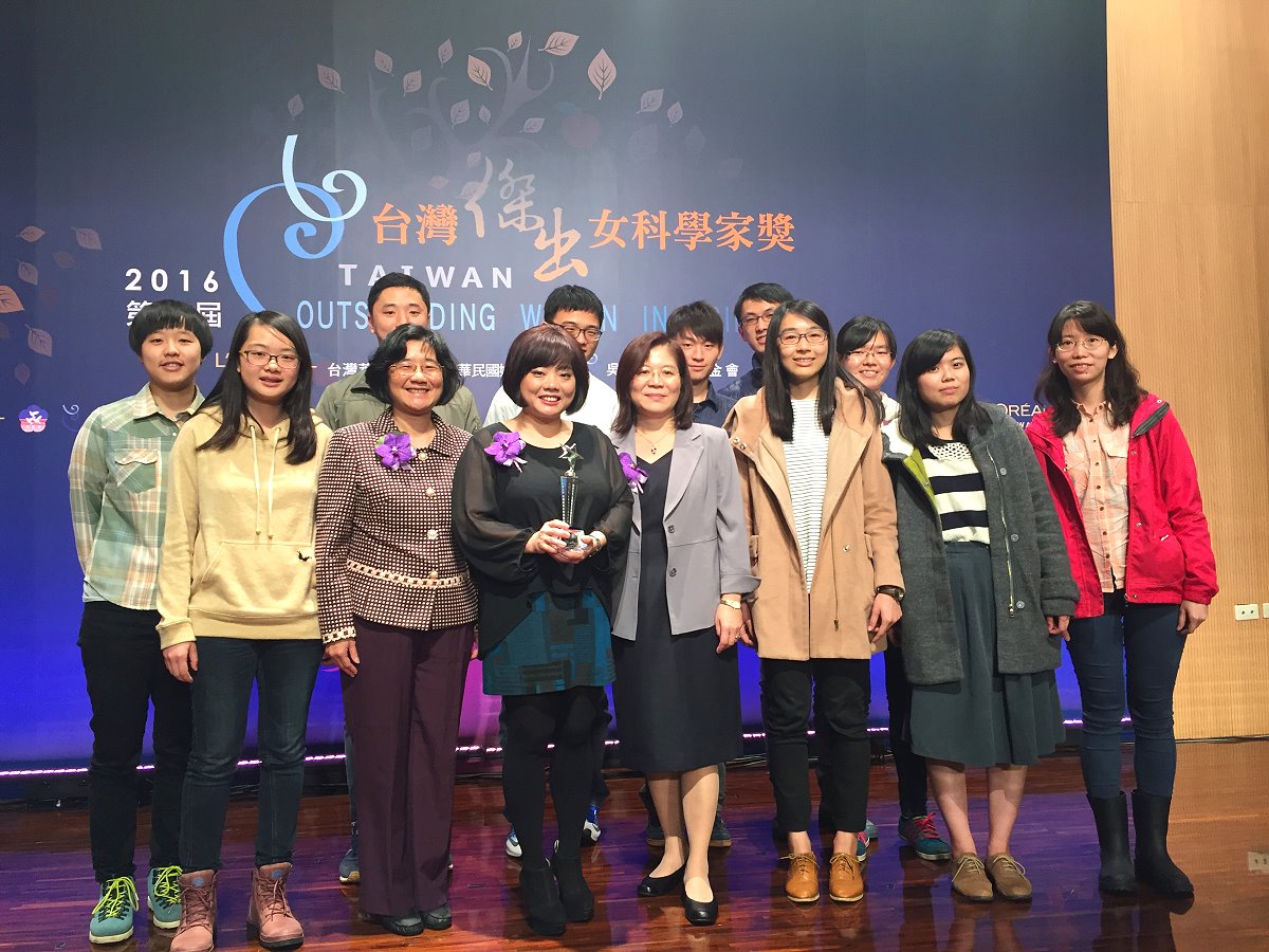 王慧菁（前排左四）在頒獎典禮與實驗室學生合照