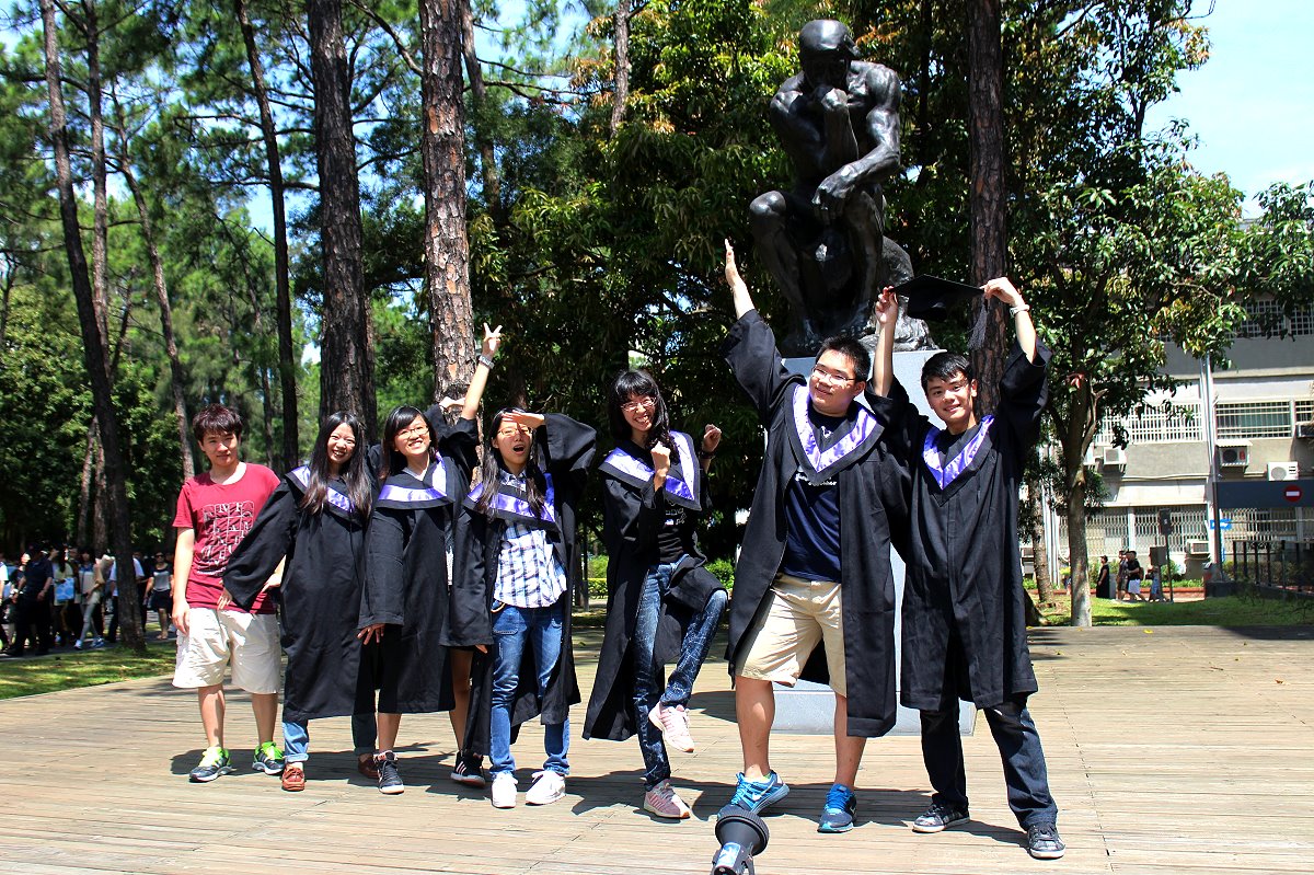 清華合唱團同學畢業前一起跟沉思者銅像拍照