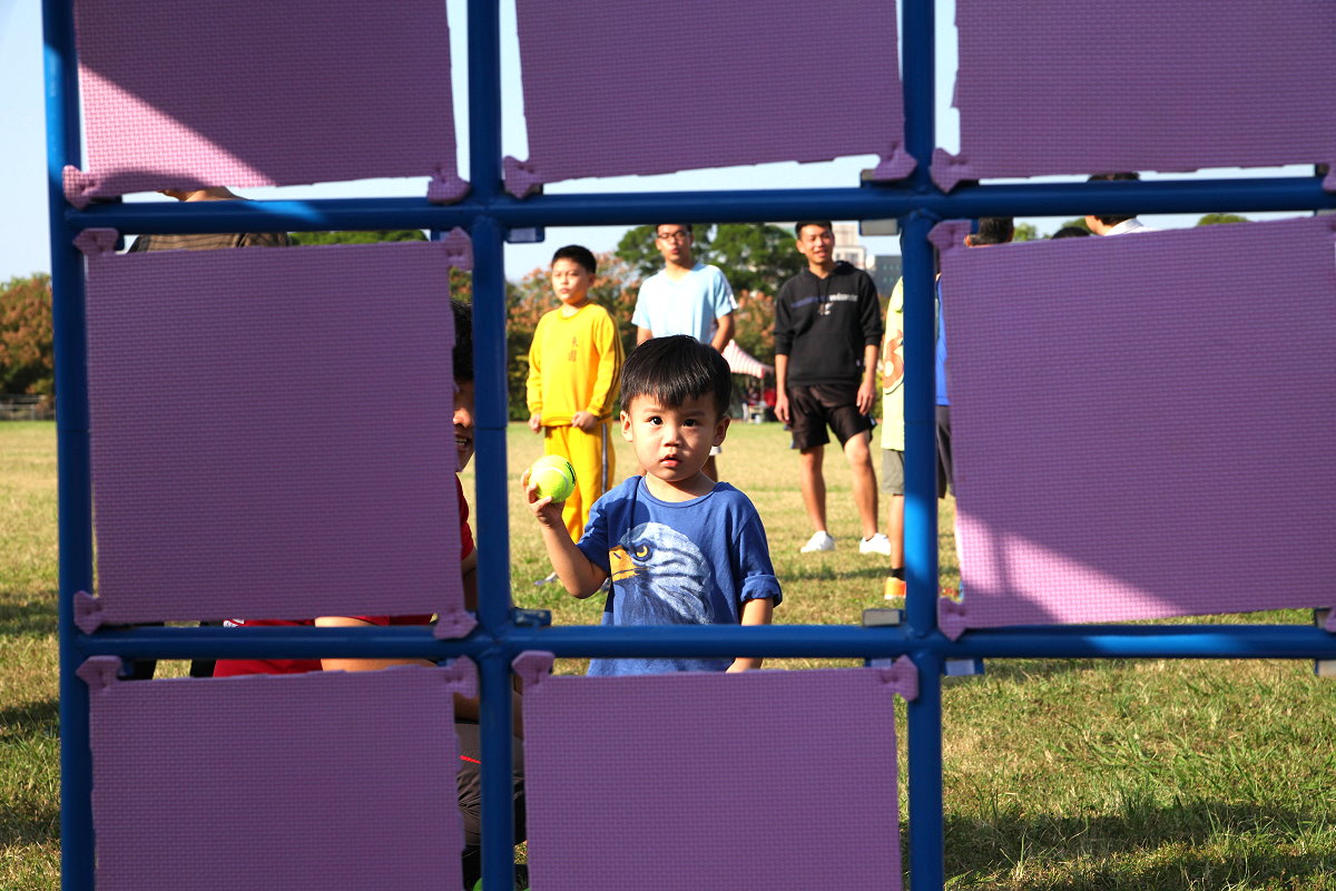 運動會也邀請教職員的孩子參加「神童趣味競賽」，小朋友正在挑戰「網球九宮格」