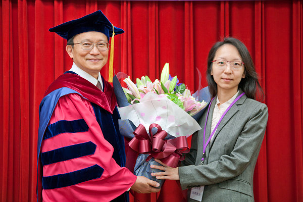 本校電子所劉怡君老師（右）是張教授的學生，劉老師代表學校獻花給張教授