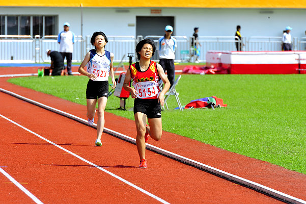 汪天韻在一般女子組1500公尺中賣力奔馳！
