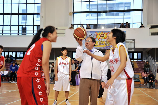 陳力校長為首場賽事女籃比賽開球