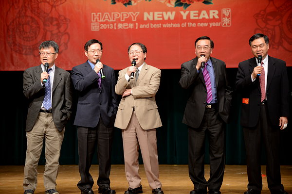 校長也率領一級主管一同演唱「踏雪尋梅」