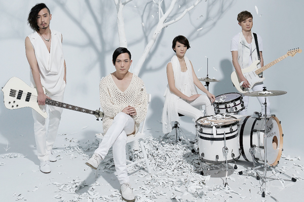回聲樂團宣傳照，左起：小邱、柏蒼、春佑、尹均