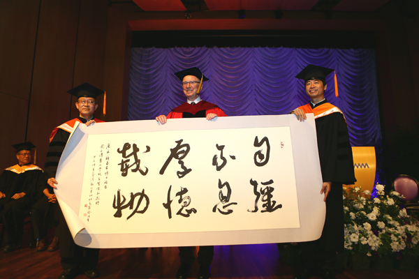 國立清華大學於8月19日頒發名譽博士學位並致贈清華校訓書法，給高通公司（Qualcomm Corporation）共同創辦人厄文‧雅各布（Dr. Irwin Jacobs）