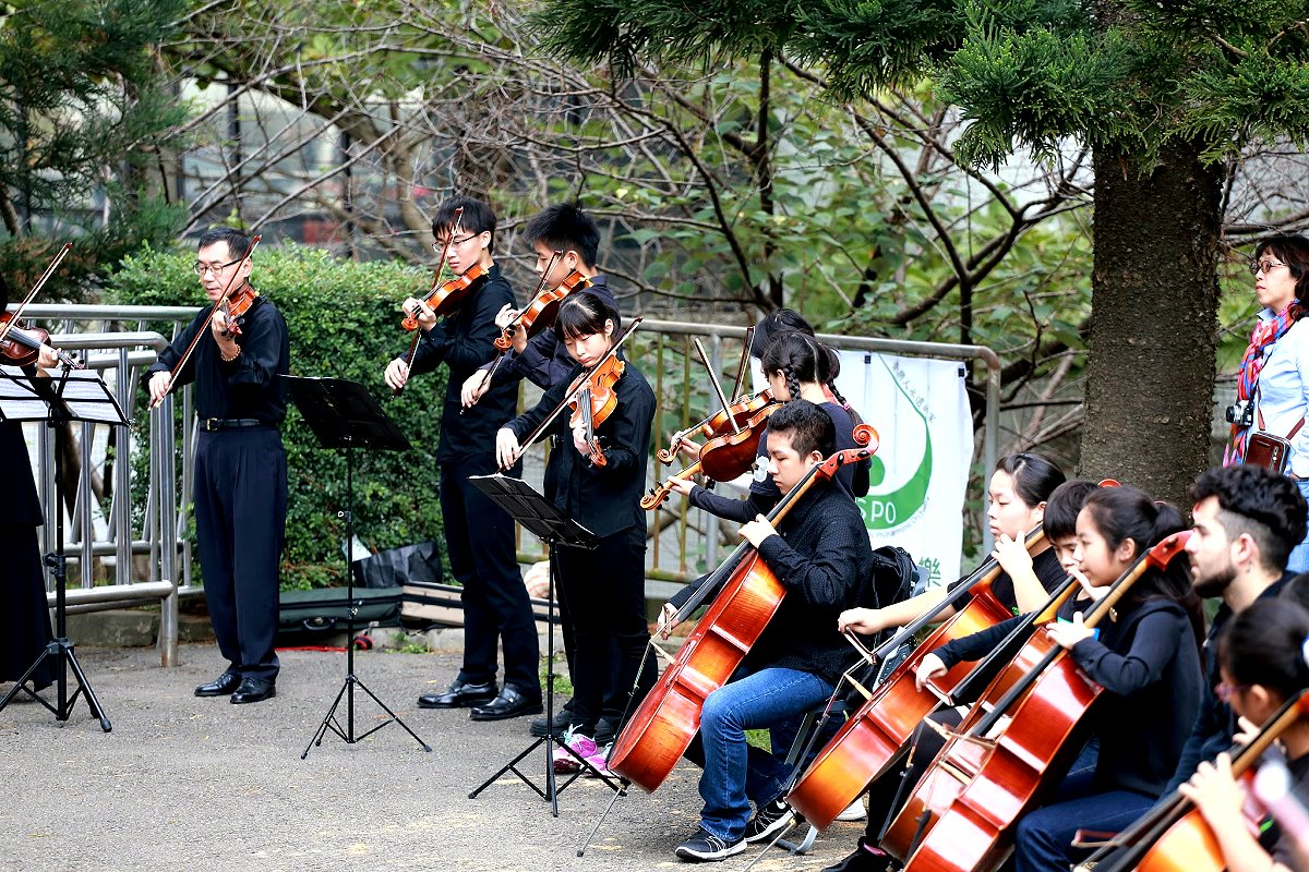 事務組也邀請古箏社同學現場彈奏悠揚樂曲