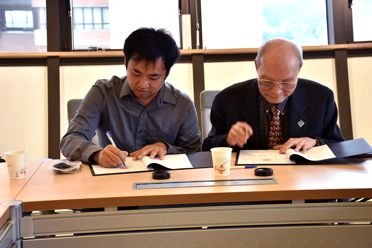 許又仁博士（左）與香園教養院蔡永興董事長簽訂合約