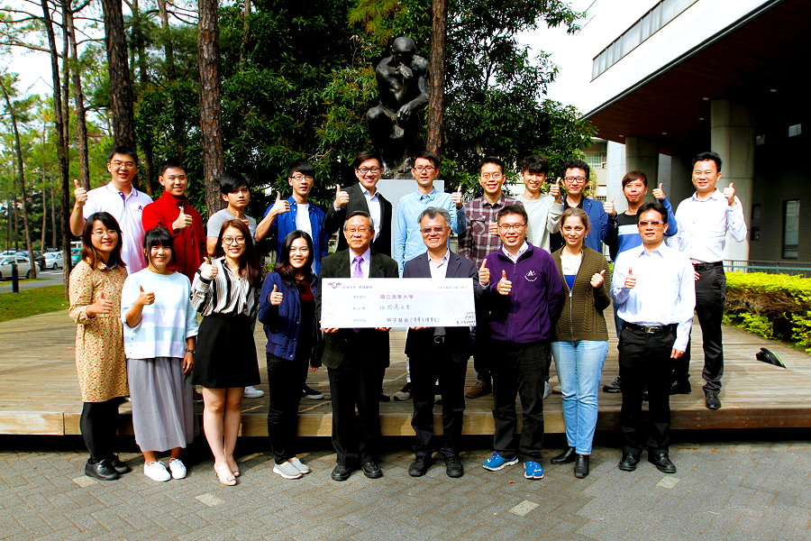 簡禎富教授（前排右四）帶領學生和研究團隊將傑出科技貢獻獎的一半獎金即50萬元捐給清華永續基金，由賀陳弘校長（前排左五）代表接受