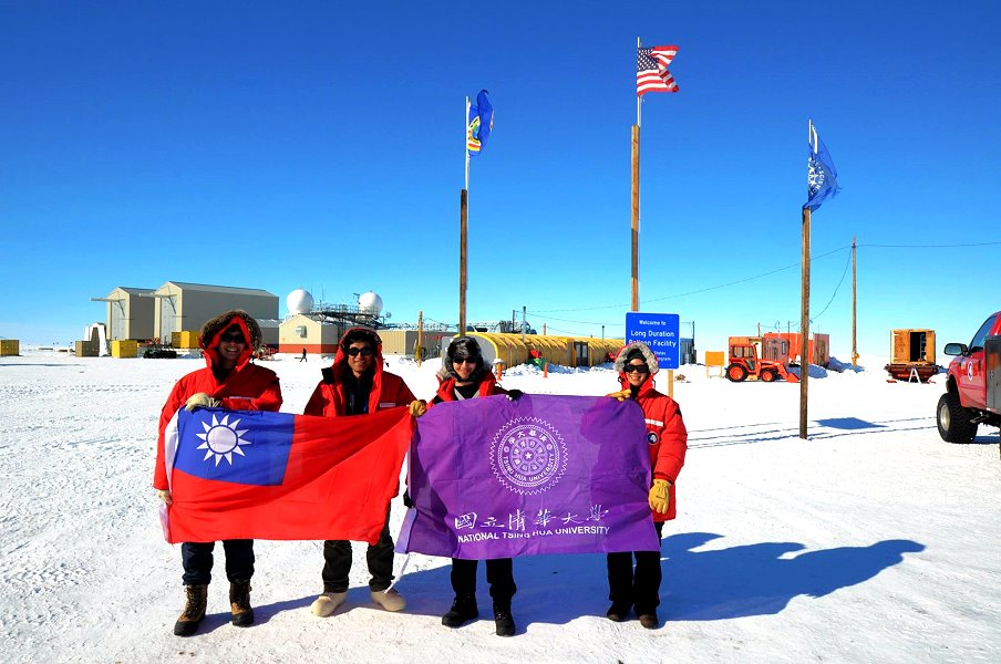 2014年清華天文所教授張祥光（左二）的研究團隊赴南極，將康普頓成像光譜儀安置在高空氣球上後施放，探測宇宙深處的伽瑪射線