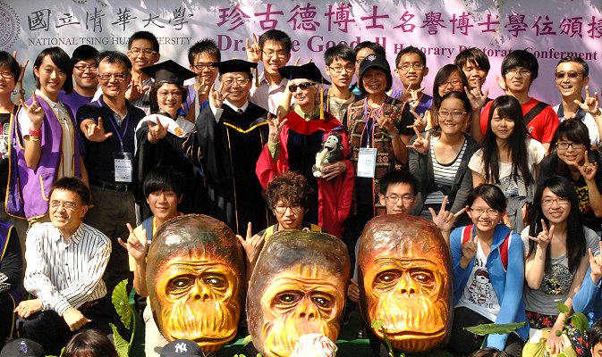 現場工作人員及學生與珍古德博士合影留念，前排為三個學生手作的黑猩猩面具