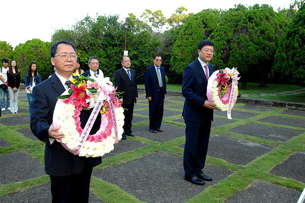 今年是梅貽琦校長逝世50週年，二位陳校長一同前往梅園祭拜梅貽琦校長