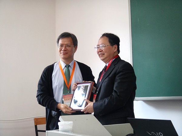 陳力俊校長代表AEARU頒發感謝牌給江安世教授。江教授在第一屆「傑出學者講座系列」進行精采講說