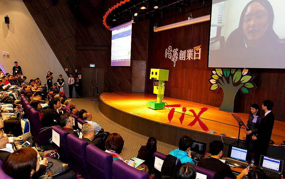唐鳳化身為阿楞機器人來到清華大學國際會議廳演講，並回答來賓提問
