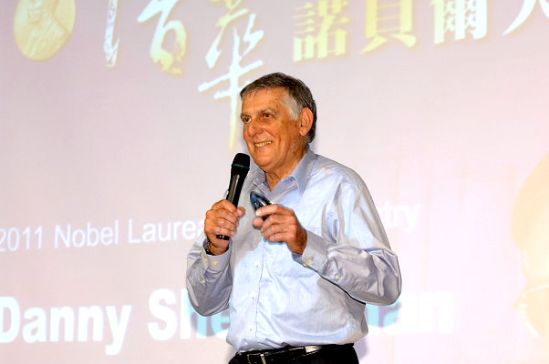 丹‧謝特曼博士以「準周期晶體的發現」進行專題演講