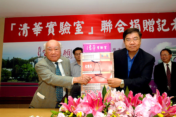 承德油脂李義發董事長（圖左）資助物理系參與興建清華實驗室。圖右為物理系潘犀靈主任。