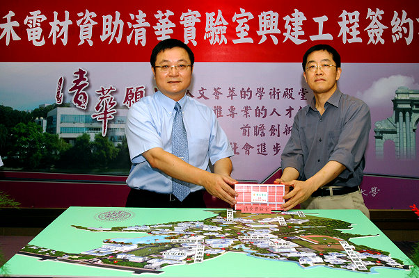 碩禾電材陳繼仁董事長（圖左）捐贈材料系參與興建清華實驗室。圖右為材料系蔡哲正主任。