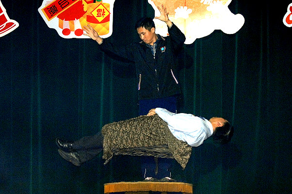 壓軸魔術秀讓本校葉銘泉副校長以「漂浮」姿態，祝賀全校同仁各位「飄舞迎新，龍福呈祥」！