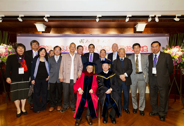 台灣來的貴賓及香港城市大學郭位校長（第二排右二）與金庸先生（前排左）合影留念
