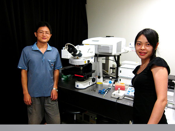 論文的兩位共同第一作者與實驗儀器-做影像實驗的好幫手(confocal LSM710)合影