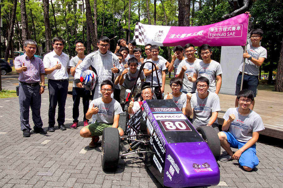 清華大學賽車工廠(NTHU Racing)主要成員是動機系大學部學生，去年9月他們赴日本參加國際學生方程式賽車(Student Formula Japan)，行前賀陳弘校長為他們授旗並加油打氣
