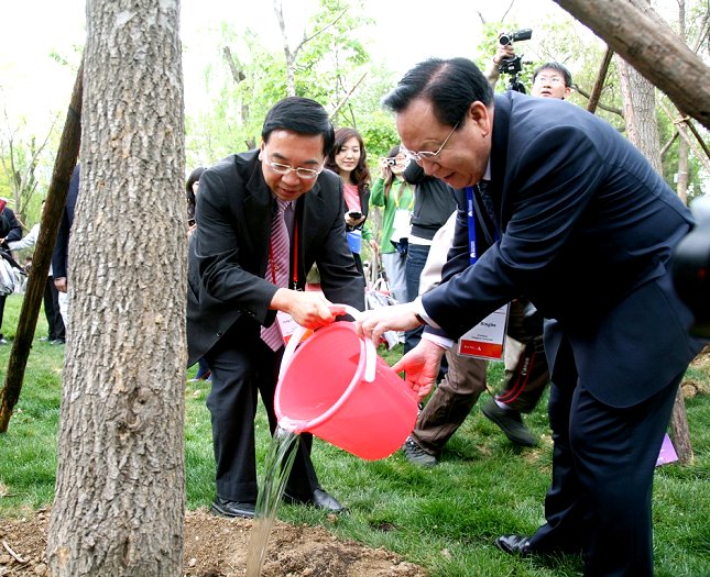 顧校長特別前來新竹清華校樹前與葉副校長共同澆灌