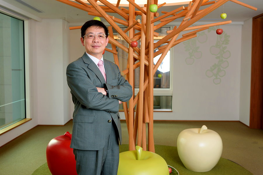 黃男州校友2017年再度榮獲財資雜誌(The Asset)「亞洲最佳CEO」，並帶領玉山銀行榮獲「Gartner全球最佳資訊資料治理獎」，是亞洲唯一獲獎企業