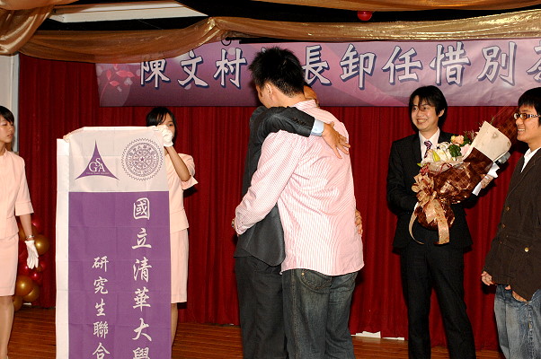 學生代表與陳校長擁抱