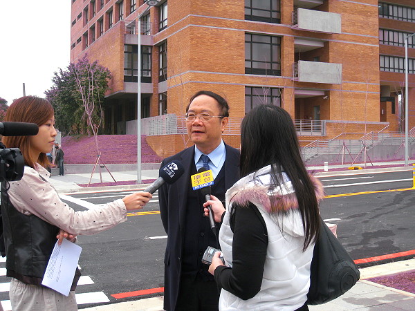 陳文村校長於揭幕後接受媒體採訪