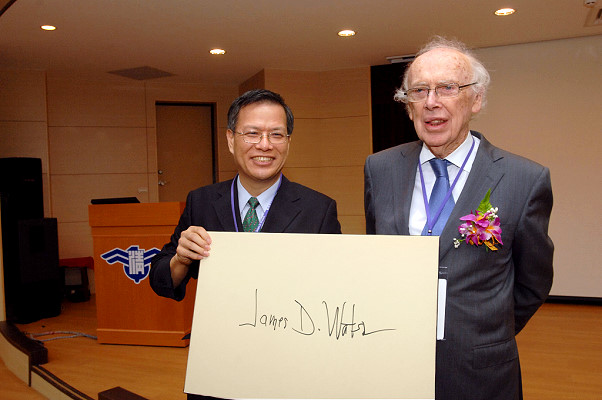 Dr.James D.Watson親筆簽名將拓印於「Dr.James D.Watson Hall」牆上。上圖為Dr.James D.Watson與江安世教授合照。