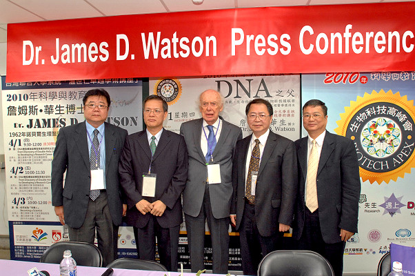 四月一日「Dr.James D.Watson Press Conference」會後大合照，中間者為Dr.James D.Watson、右二為本校陳力俊校長、右一為本校生科院潘榮隆院長、左二為本校江安世教授、左一為本校生科院呂平江副院長。