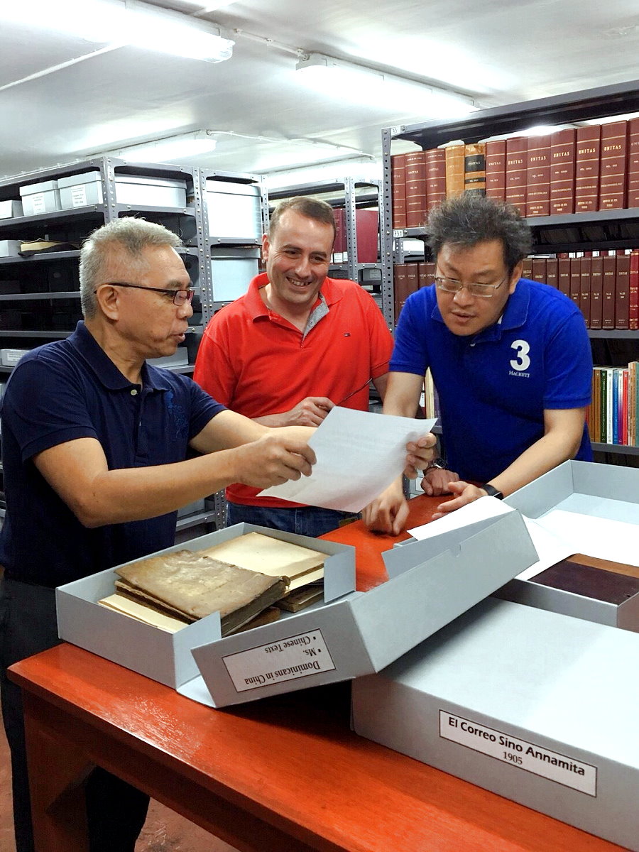 右起李毓中老師、歐荷西老師在聖多瑪斯大學檔案館翻閱珍貴資料