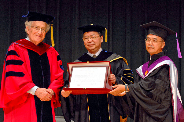 校長(中)與張維安院長(左一)頒贈榮譽博士學位獎牌予Dr. Chomsky