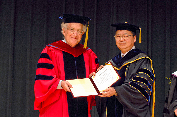 校長頒贈清華榮譽特聘講座予Dr. Chomsky