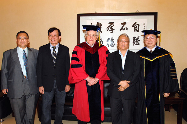 Dr. Chomsky與校長(右一)、曾志朗政務委員(右二)、黃正德教授(左二)、蔡維天教授(左一)於貴賓室合影