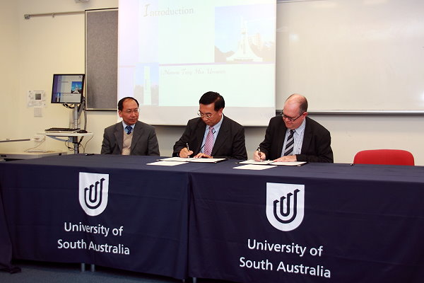 葉副校長(居中者).主秘(左一)與南澳大助理副校長Prof. Andrew Parfitt簽訂締結姐妹校協議