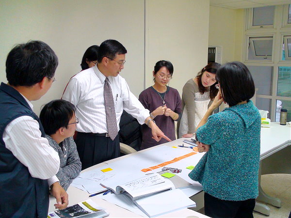 陳鳯山教授對小組實作結果給予指導