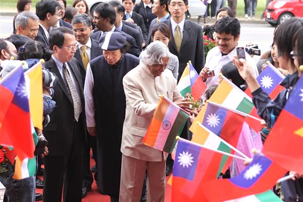 卡藍總統受到印度遊子夾道歡迎