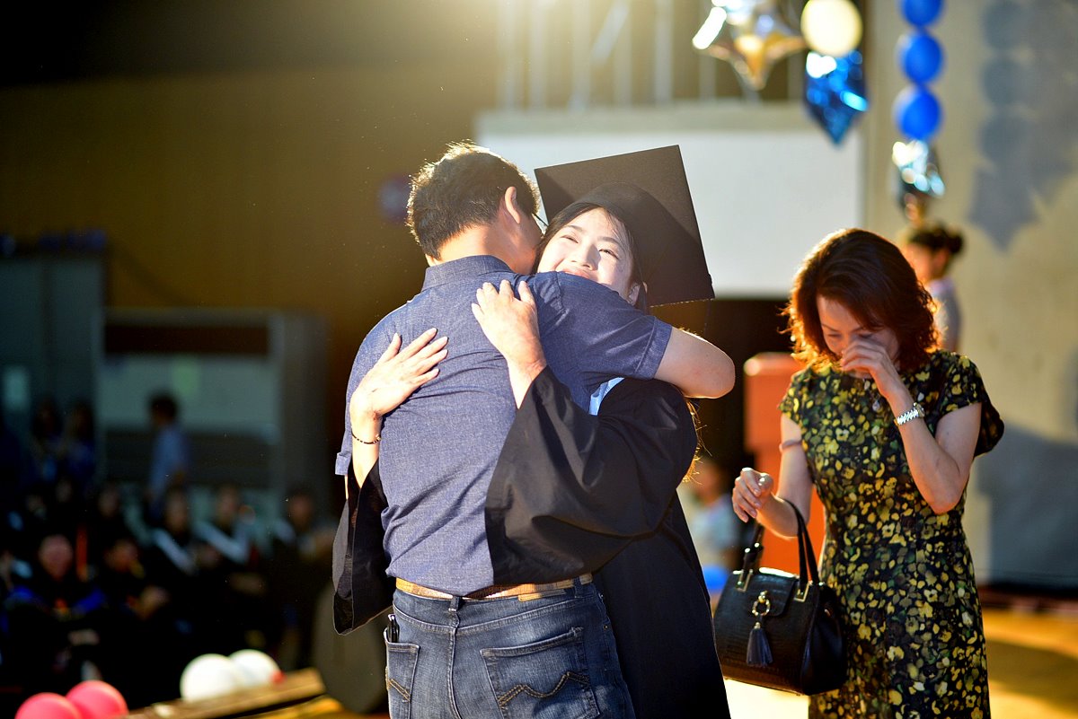 環文系畢業生顏曼如獲生命鬥士獎，她獻花感謝父母一路支持陪伴