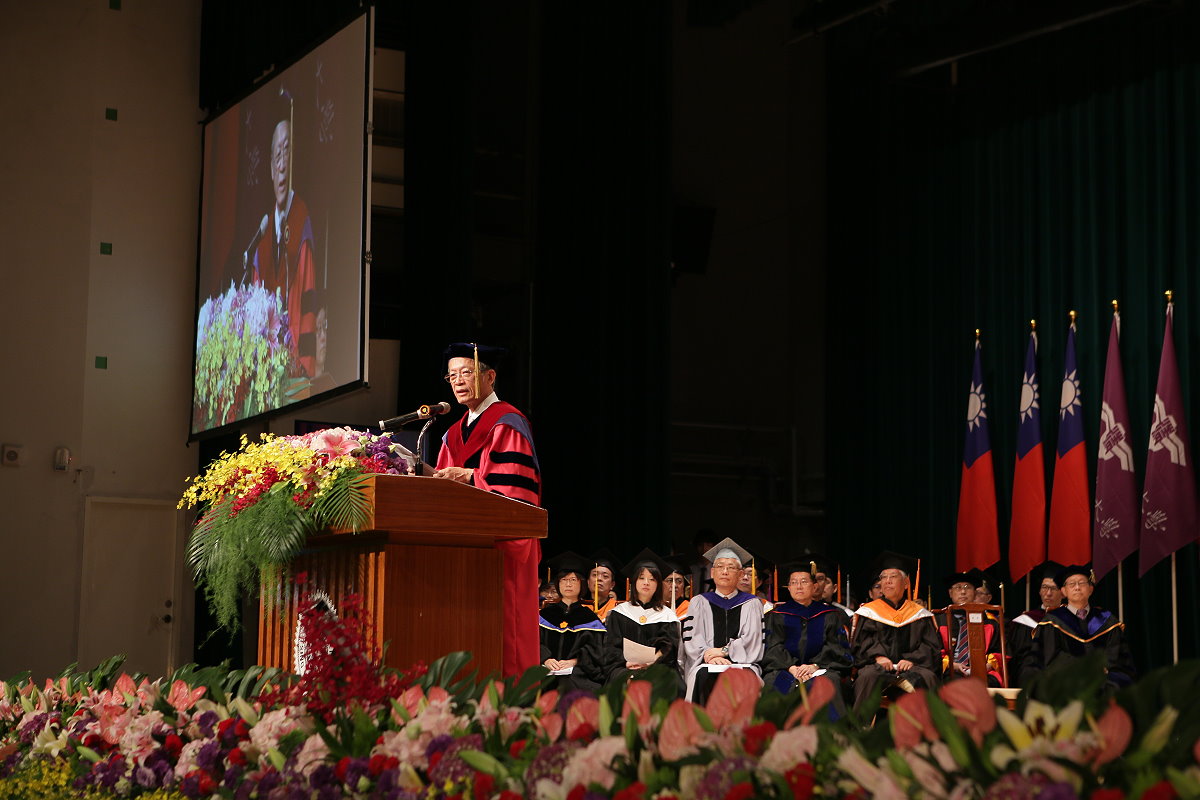 清華大學名譽博士史欽泰於今天上午舉行的畢業典禮中提醒畢業生創新不能沒有誠信