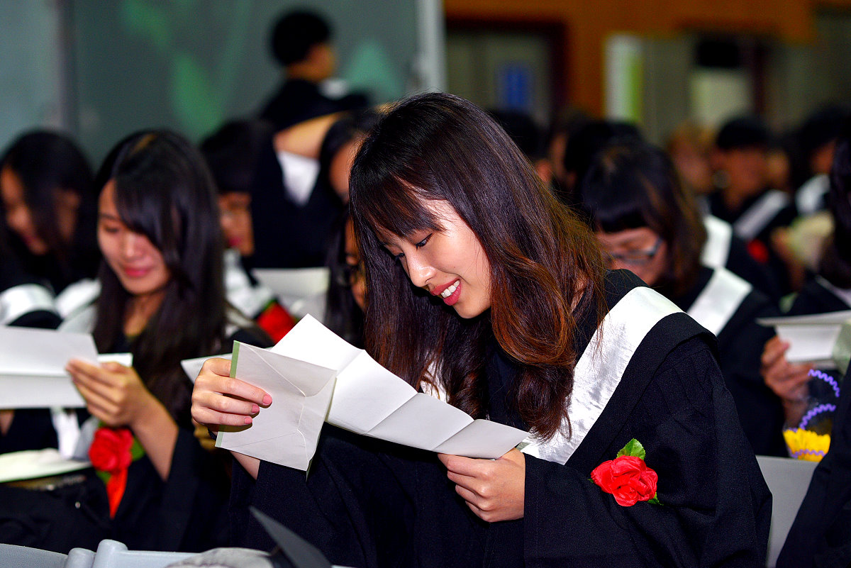 南大校區大學部畢業生打開4年前入學時寫給未來自己的期許信