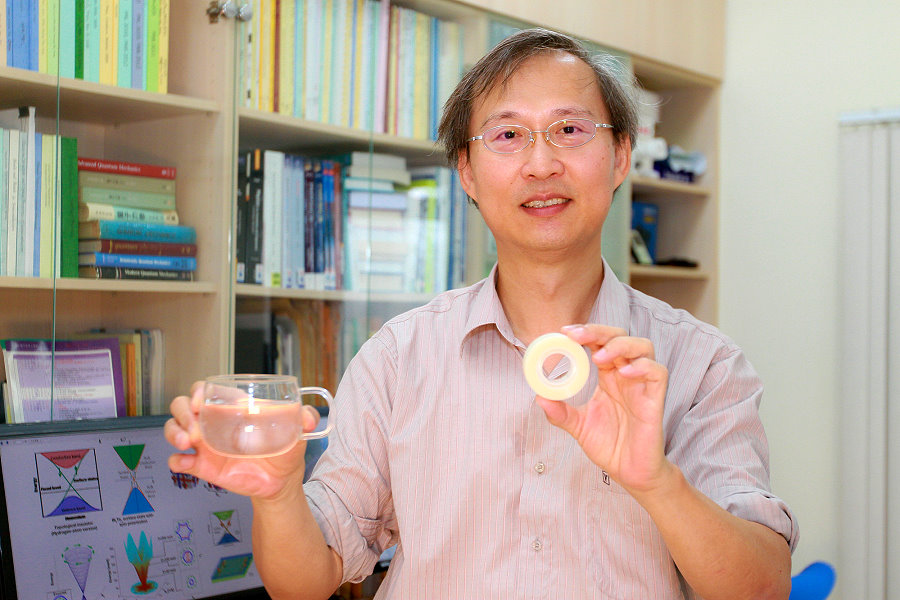 本校物理系鄭弘泰教授以咖啡杯與膠帶舉例說明拓樸的意義