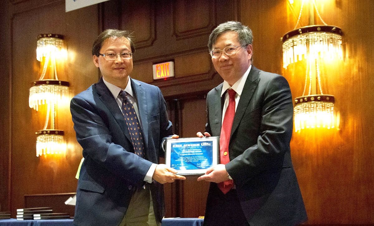 本校張正尚教授（右）今年5月從IEEE INFOCOM 會議指導委員會主席暨IEEE學會會士Tom Hou（左）手中接過終身成就獎項