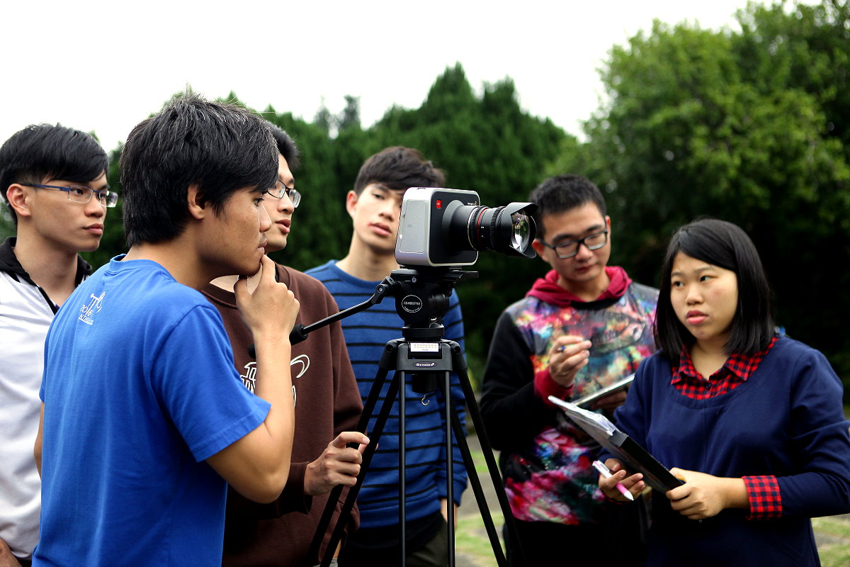 《角落清華》在梅園拍攝，左二藍衣者是導演，資工系大三的孫德宇