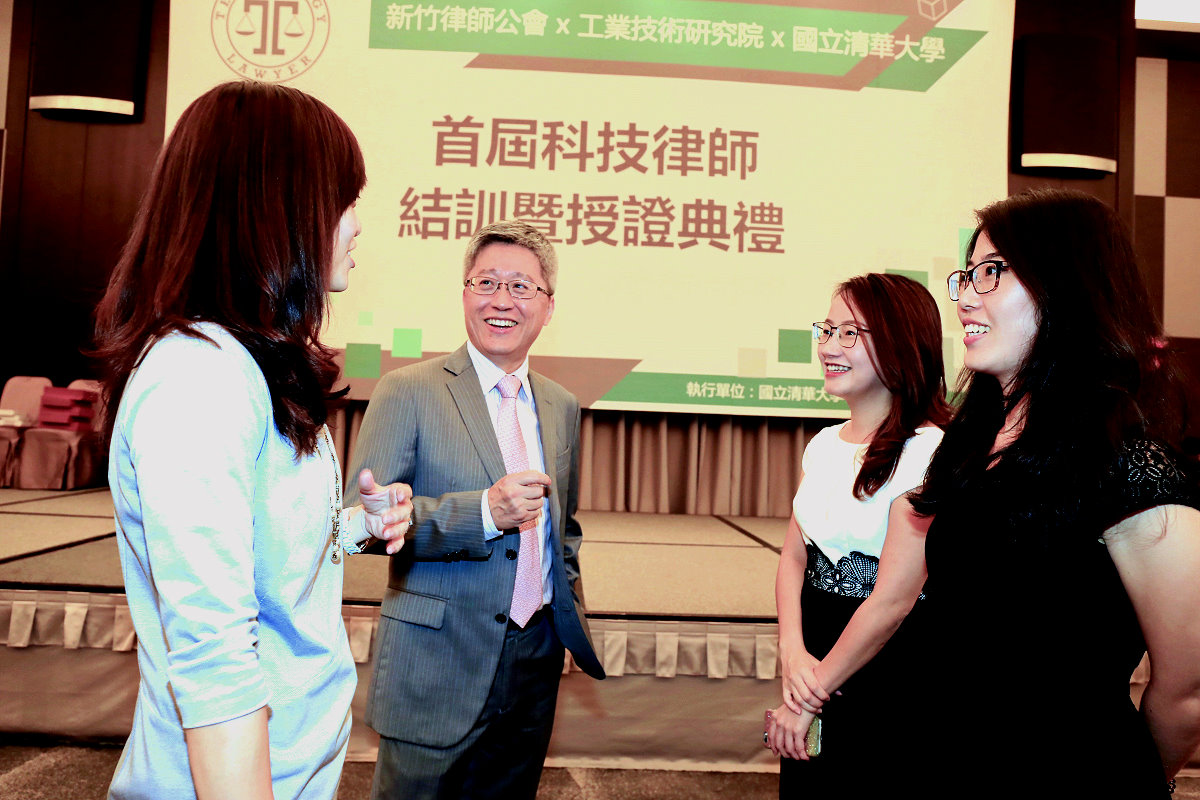 清華大學科法所范建得所長(左二)勉勵學員繼續進修